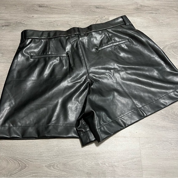 Abercrombie Vegan Leather Shorts Size XL - Picture 3 of 4